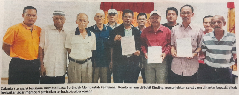 Zakaria (tengah), bersama Jawatankuasa Bertindak Membantah Pembinaan Kondominium di Bukit Dinding, menunjukkan surat yang dihantar kepada pihak berkaitan agar memberi perhatian terhadap isu berkenaan.